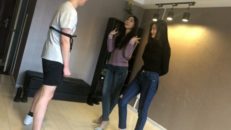 舞蹈系少女虐踩小奶狗