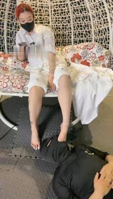 【冰诺】掐乳/舔高跟裸足/插嘴