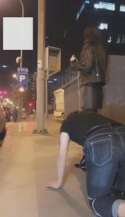 【VIVI】超刺激！午夜遛人形犬