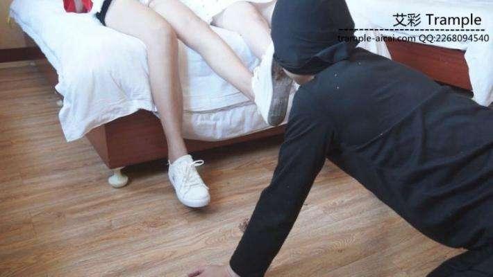 舔两位大一美女学生的原味帆布鞋