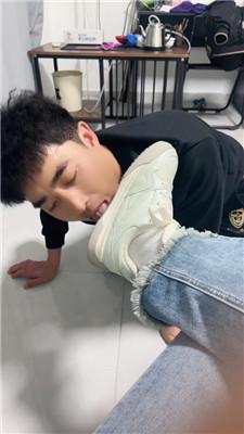 【刘二狗】狗舌舔脏小白鞋白袜 JS250319-17