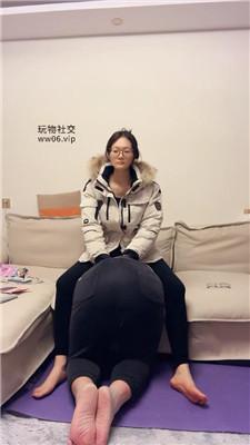 【埋汰】风衣女神骑马虐脚下奴【上】 bf49673