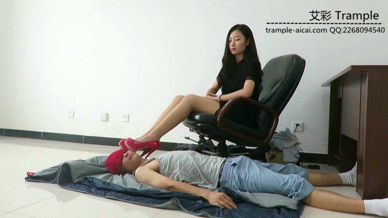 超模天星女主红色高跟鞋散步诱惑，贱狗做鞋垫！