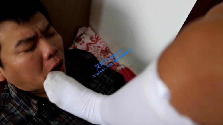 【奕潇】脚尖跳踩强迫舔内裤的污渍