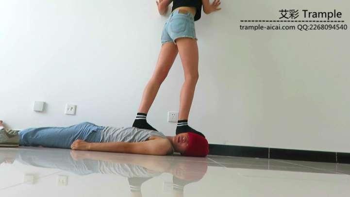 00后天使女主运动装坐身+棉袜踩全身！