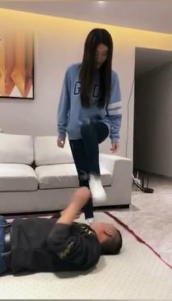 绝美vivi暴力踢脸踢裆发泄