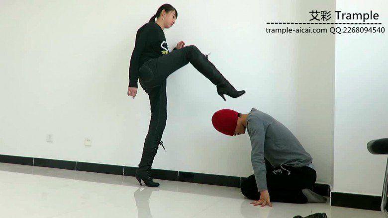 00后天使女主长靴踢踹，扇耳光，堵墙角暴打贱狗！