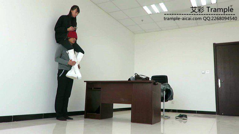 00后天使女主白色长靴骑乘牲畜马来回溜达! 00后天使女主白色长靴骑乘牲畜马来回溜达!