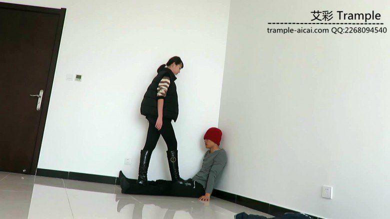 00后女主长筒靴耳光、骑乘、靴底踩脸、虐踩下体调教贱狗！