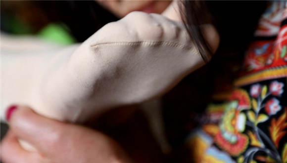 【冰时代】50岁老母狗惨遭年轻嫩模凌辱脚虐