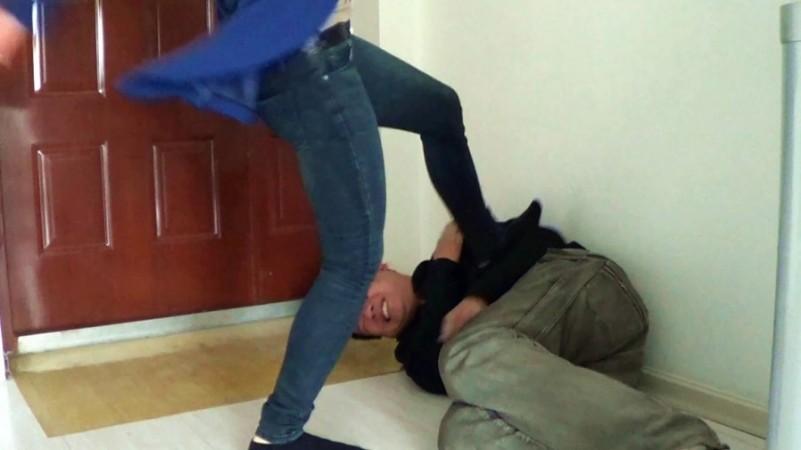 黑冰女神 皮靴黑棉袜 踹爆内脏踩断肋骨