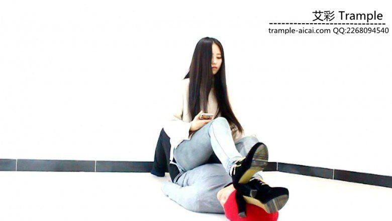 超美冷傲天依女主高跟短靴对贱狗踢踹、坐腹及全体重踩踏！