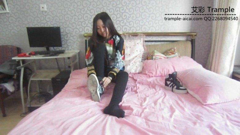 气质绝美长腿美女高帮休闲鞋踩枕头，换鞋大秀美腿