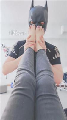 【果儿】鞭打/转胯爬行/品尝圣水/臭脚捂脸