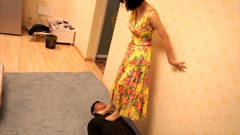 宅七高跟鞋踩脖子窒息