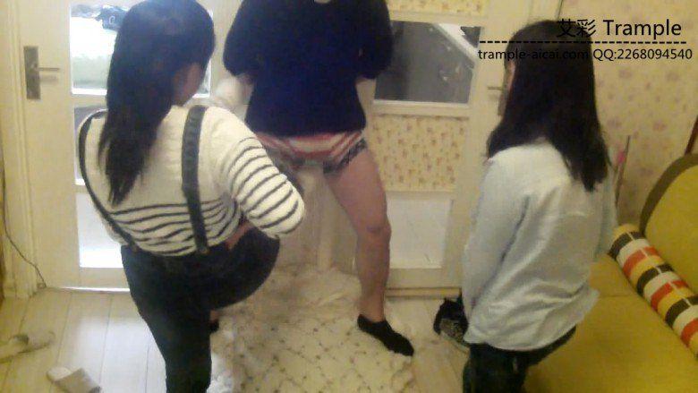 俩位女生棉袜脚下的真实暴力