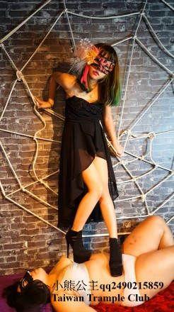 【残忍】女奴人体站台 【残忍】女奴人体站台