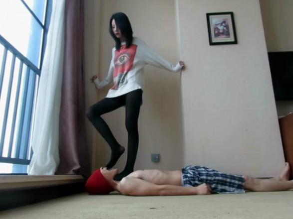 【甜美媛主】黑丝插气管全体重踩头！