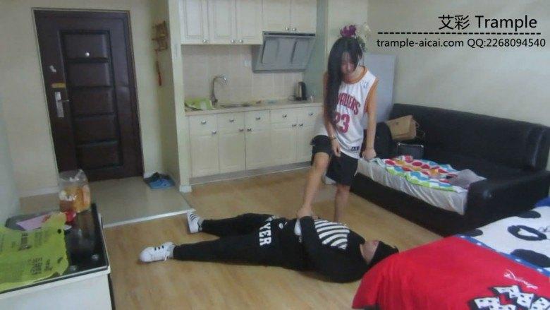 剧情美女球衣休闲板鞋踩踏舔鞋羞辱