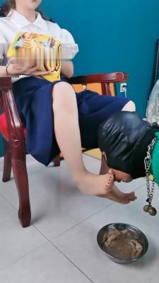 【调教视频】【魔鬼天使】伺候主人下班-咀嚼嘴洗丝袜/骑马