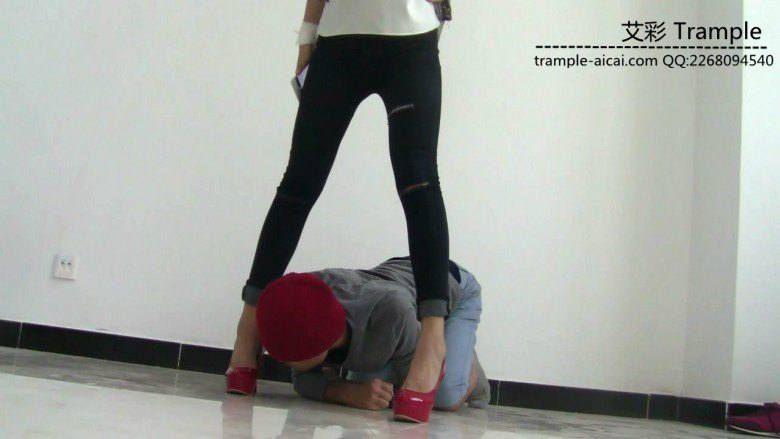 女主红色高跟遛狗胯下玩弄！