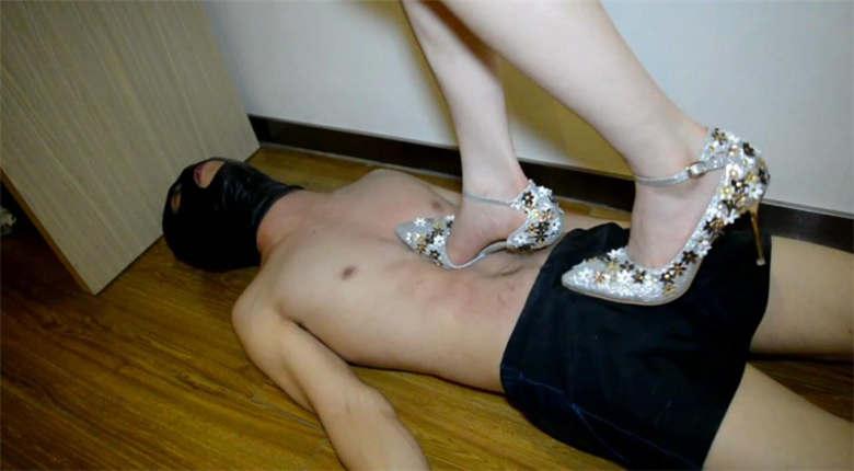 『奴隶岛』—钢跟绣花鞋踩踏