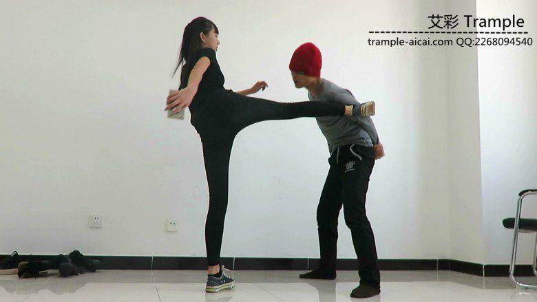 00后天使女主暴打贱狗踢裆膝顶！