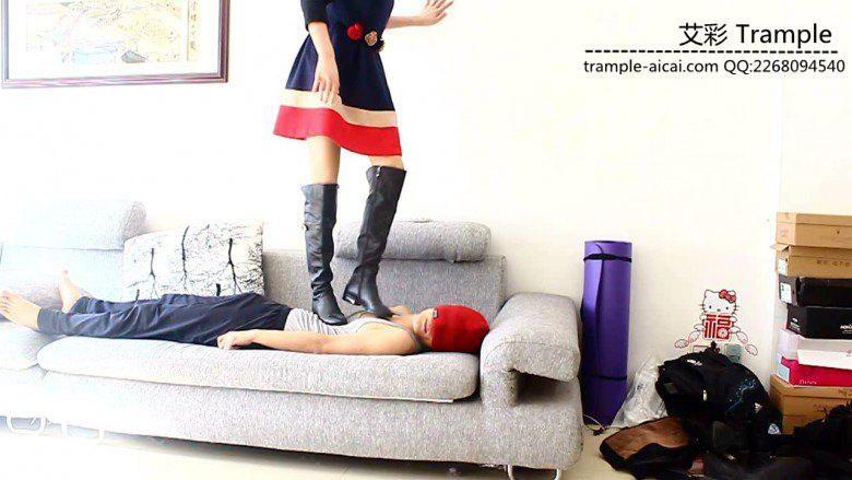 超美00后天使女主长靴踩头，脱靴闻丝袜脚全体重踩头！