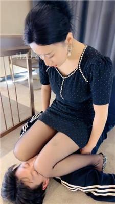 【潘妮女王】喂口水/黑丝高跟美腿踩虐