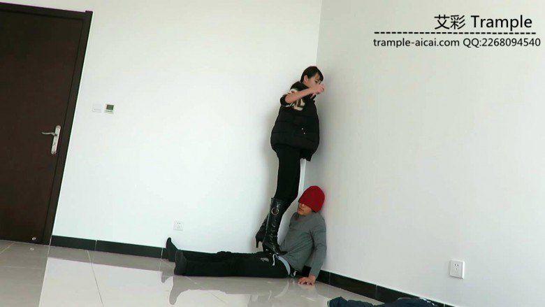 00后女主长筒靴耳光、骑乘、靴底踩脸、虐踩下体调教贱狗！