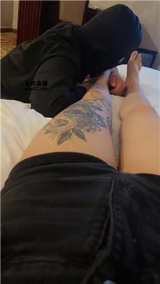 【小凤梨】纹身小主的脚下奴 JS250309-16