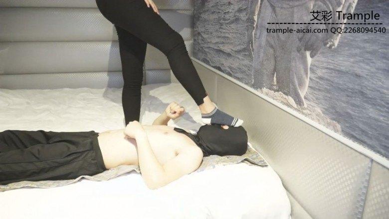 某大型商场前台销售文员的第一次踩踏