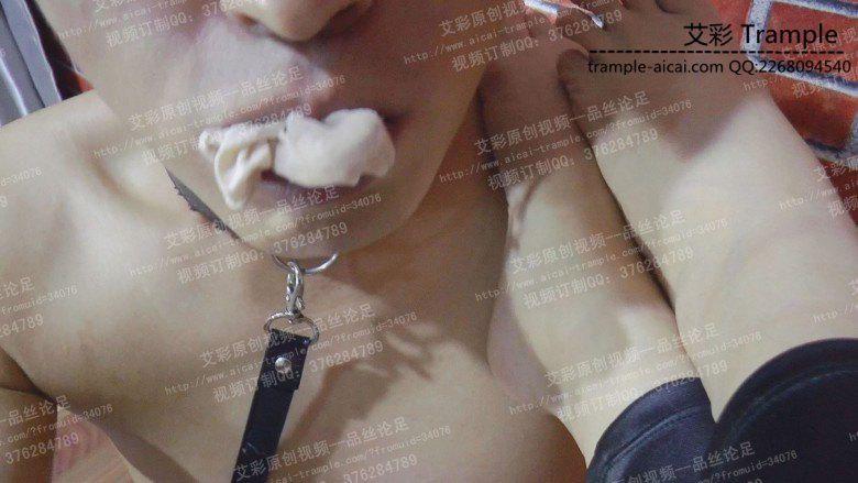 精致高跟凉鞋踩踏