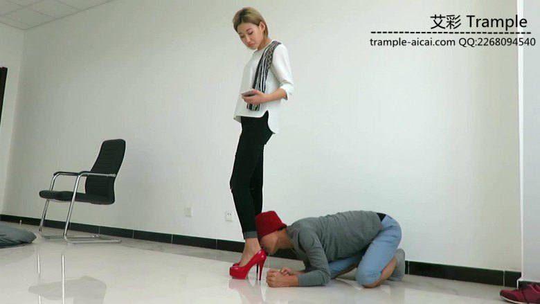 女主红色高跟遛狗胯下玩弄！