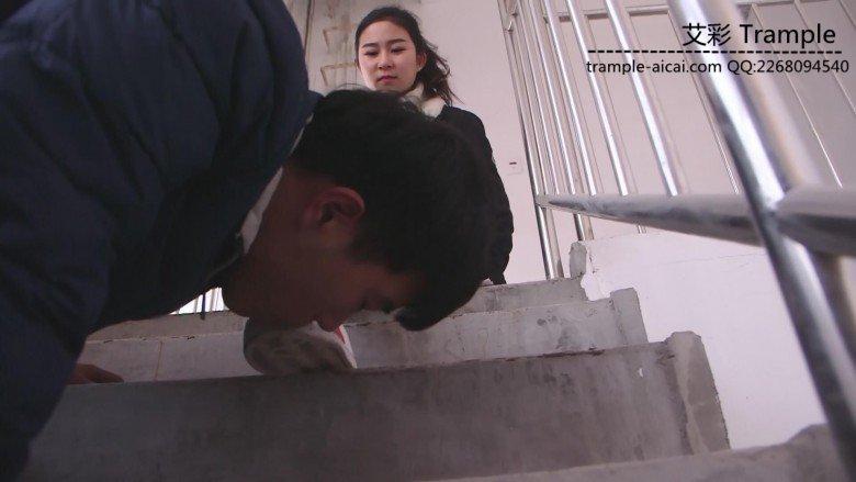 艾丝女王—-室外楼梯帆布鞋裸足调教贱狗