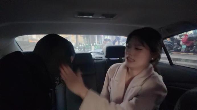 【素人挖掘机】素人S-雪地靴棉袜车内玩虐 JS250106-25