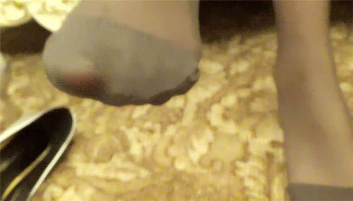 第一视角，舔鞋，舔丝袜，舔脚，全程语言羞辱挑逗，身临其境15分钟