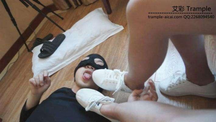 舔两位大一美女学生的原味帆布鞋