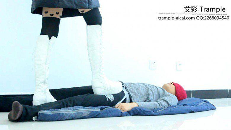 甜美媛媛女主白靴子踩踏全身！