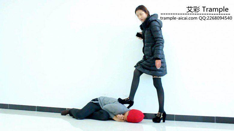 甜美媛媛女主高跟黑丝踢踹贱狗下体暴打贱狗！