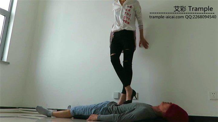 瑶主回归！黑高跟裸足调戏虐踩贱狗！