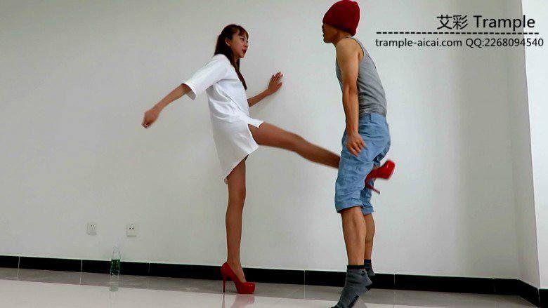 00后天使女主剧情！暴打街头小混混！