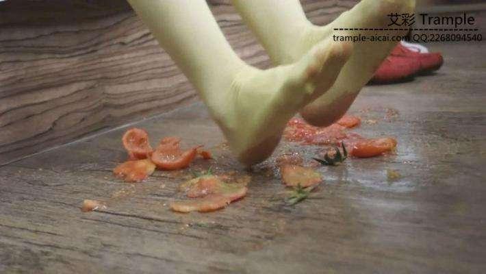 艺校美女原味小白鞋踩草莓