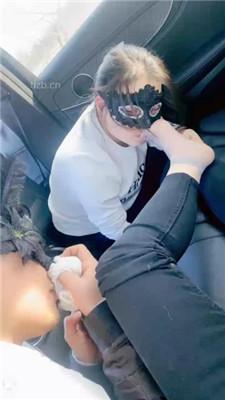 【高傲】情侣奴-车内舔脏鞋臭脚