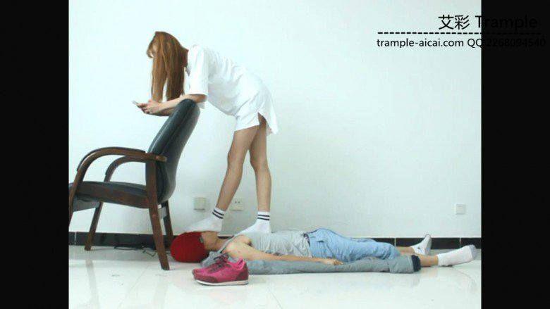 00后天使女主运动鞋白棉袜全体重踩头！