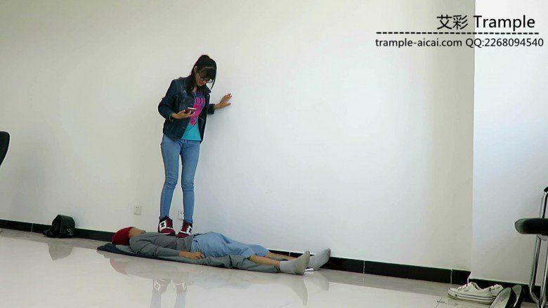 萌主运动鞋践踏贱狗30多分钟！