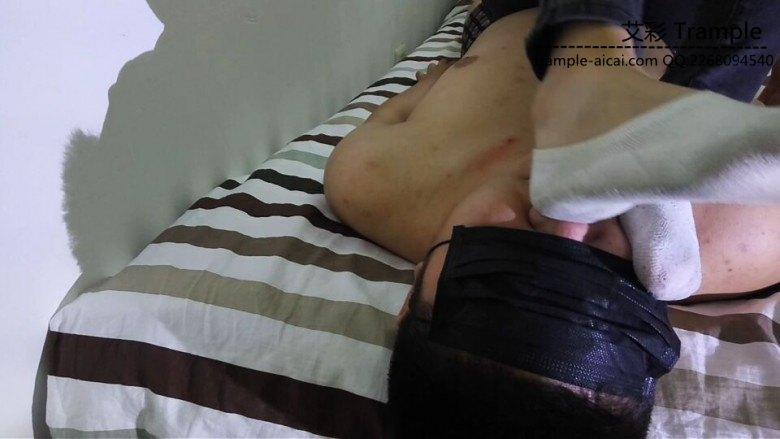 鸽宝原创真实一个月脏袜子调教舔舐塞嘴坐脸