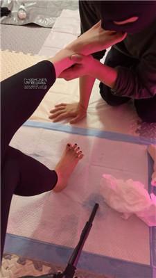 【千奈奈】镜前羞辱-下跪伺候沐足 JS250307-3