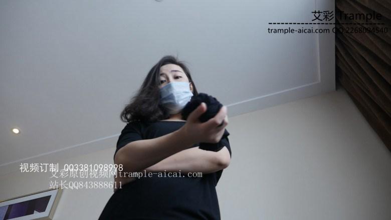 女服务员偷闻小主丝袜被虐