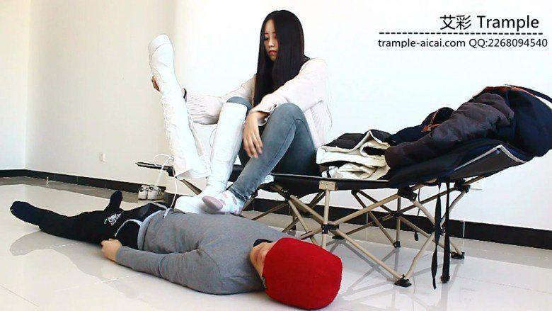 天依女主白靴子棉袜的人体脚踏！